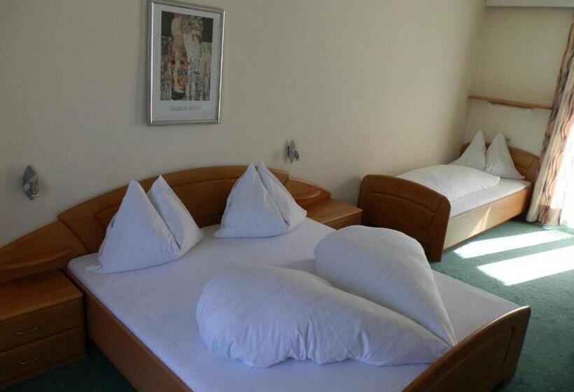 اتاق استاندارد سه تخته با بالکن, Pension Arnika