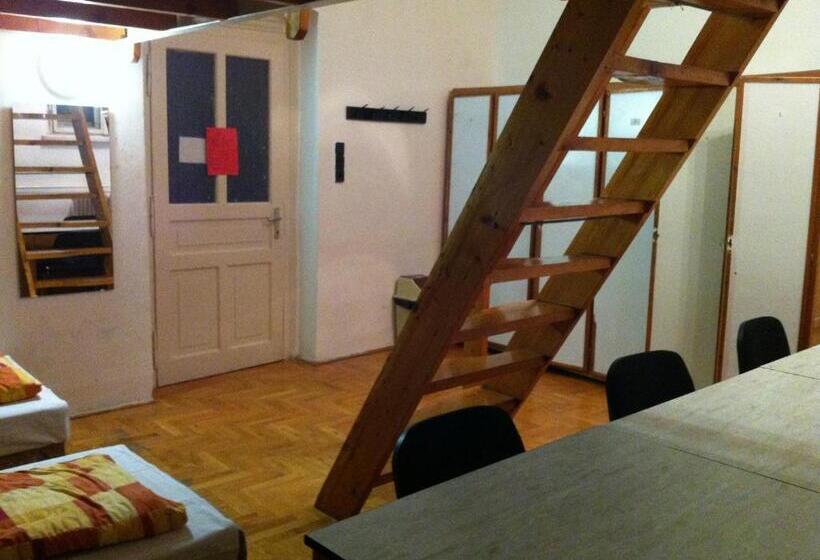 חדר סטנדרטי לארבעה עם חדר אמבטיה משותף, Season Hostel 2