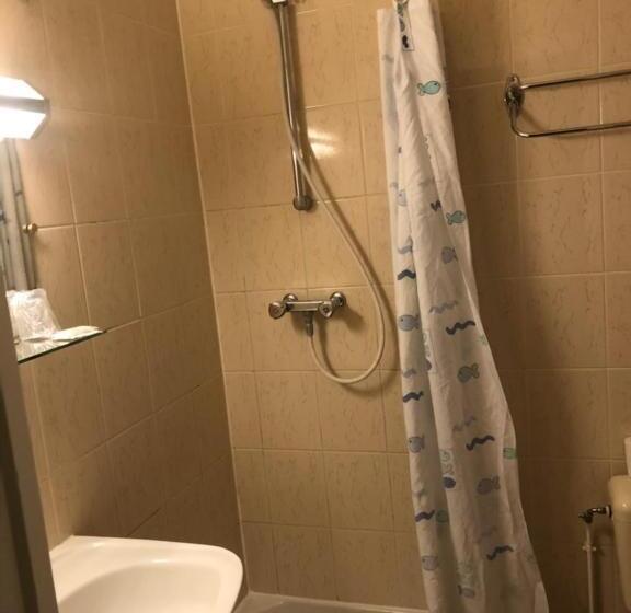 标准三人间, Hôtel Des Couronnes Châteaudun