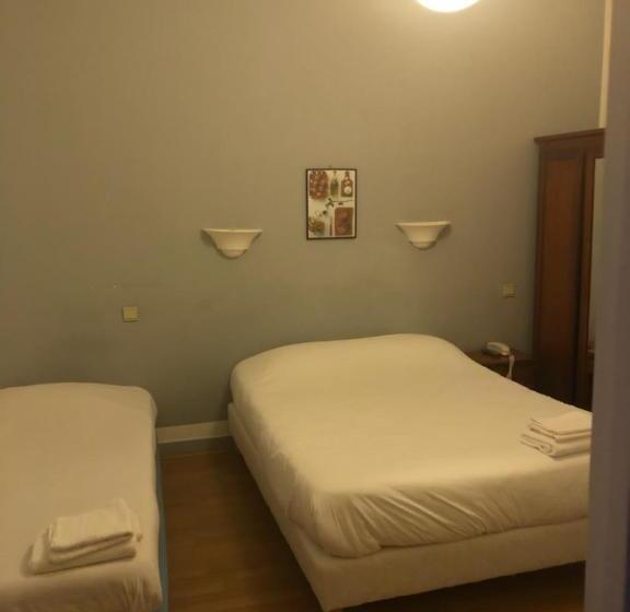 标准三人间, Hôtel Des Couronnes Châteaudun