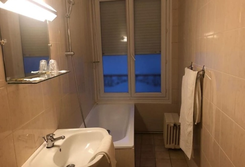 标准三人间, Hôtel Des Couronnes Châteaudun