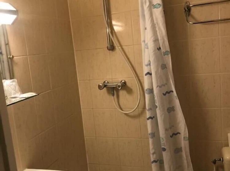 标准三人间, Hôtel Des Couronnes Châteaudun