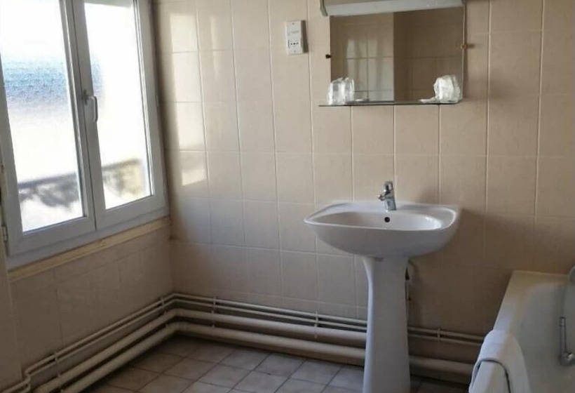 标准三人间, Hôtel Des Couronnes Châteaudun