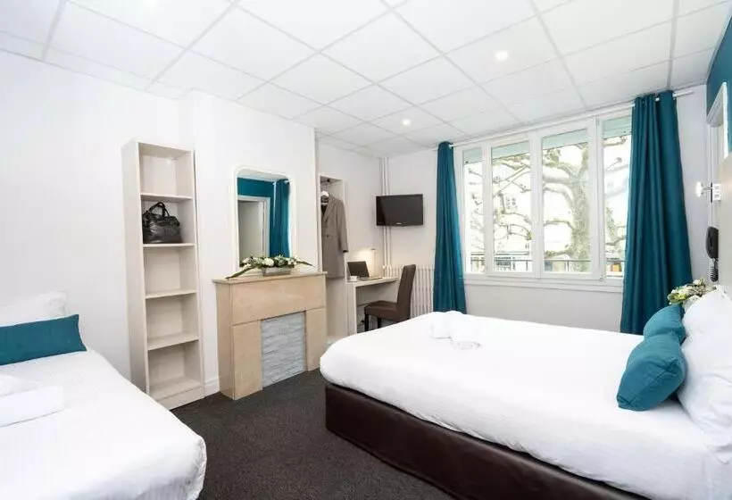 اتاق استاندارد سه نفره, Logis Hotel Du Chateau