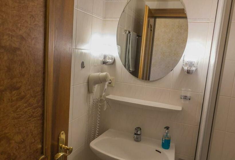 スタンダードルーム, Five Seasons