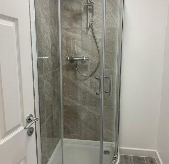 דירת שני חדרים, P&j