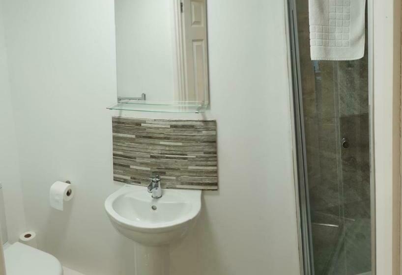 דירת שני חדרים, P&j