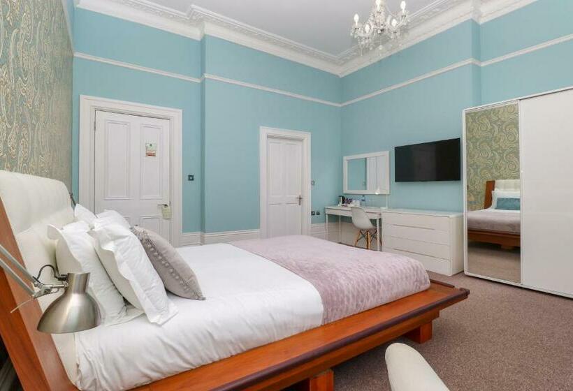 スーペリアールーム, Ravilious