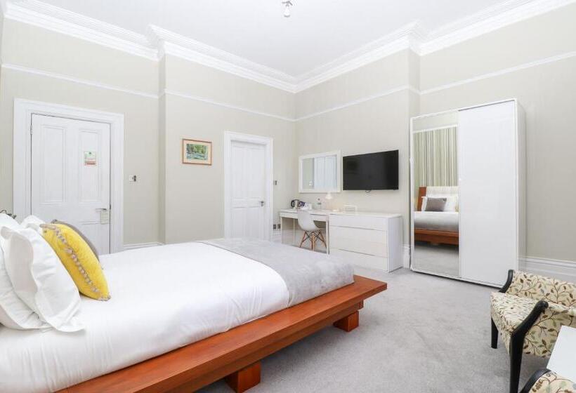 スーペリアールーム, Ravilious