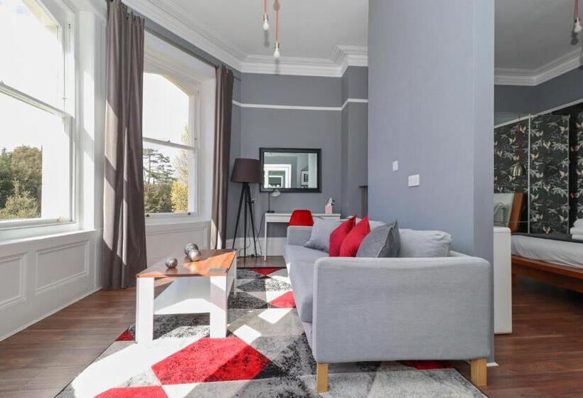 エクゼクティブルーム, Ravilious