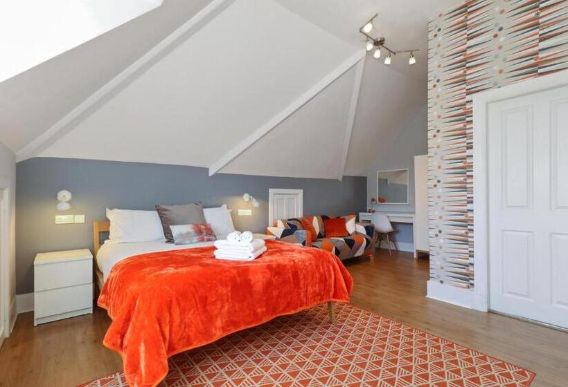 ペントハウスルーム, Ravilious