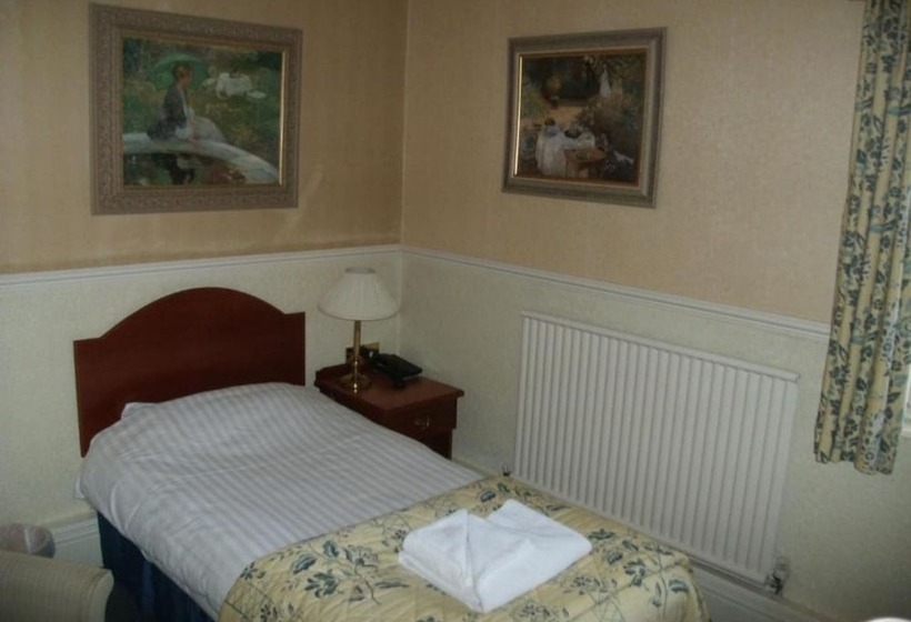 标准单人间, The Clarkes