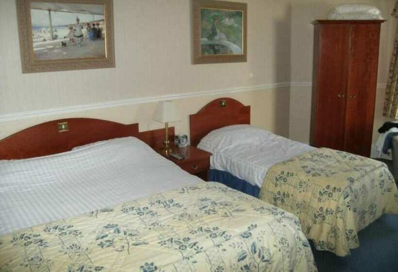 家庭间, The Clarkes