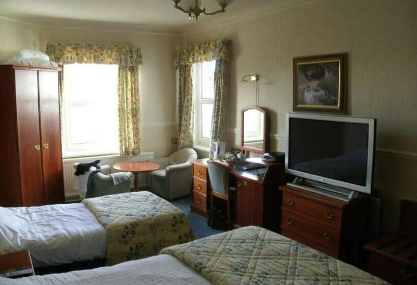 패밀리 룸, The Clarkes