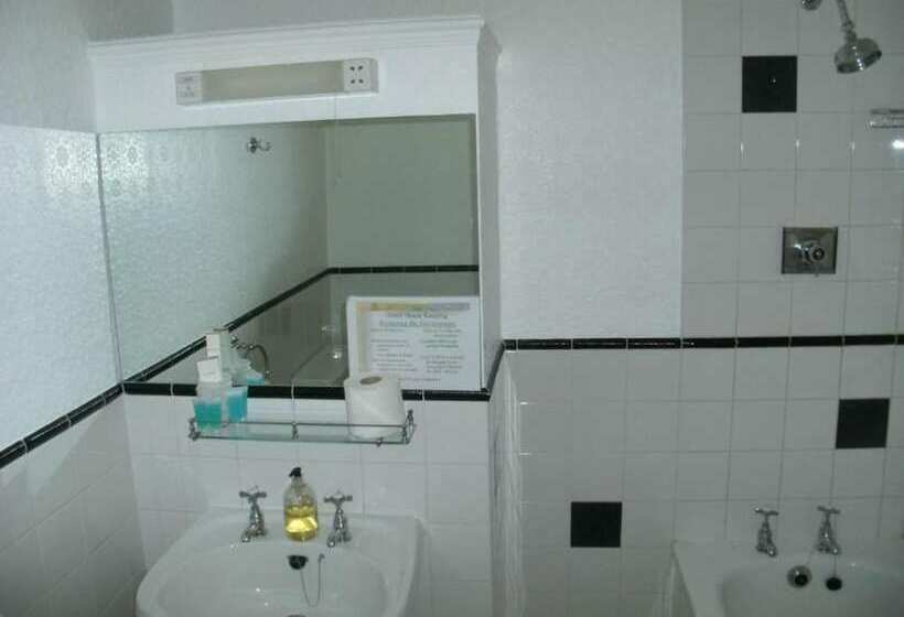 패밀리 룸, The Clarkes