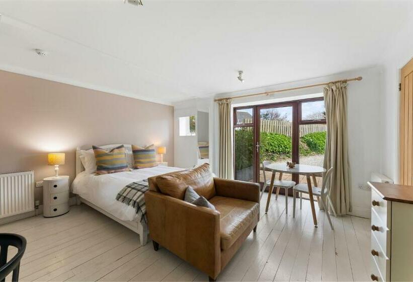 스탠다드 스튜디오, The Rosevine