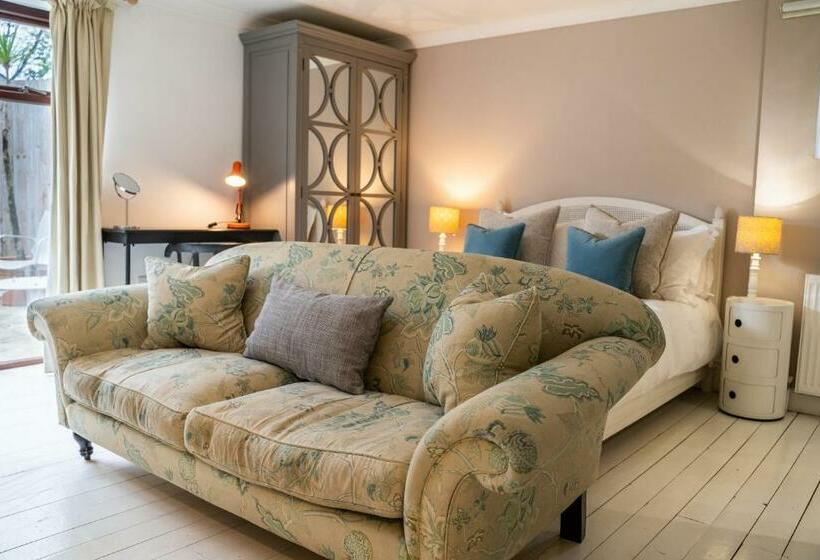 스탠다드 스튜디오, The Rosevine