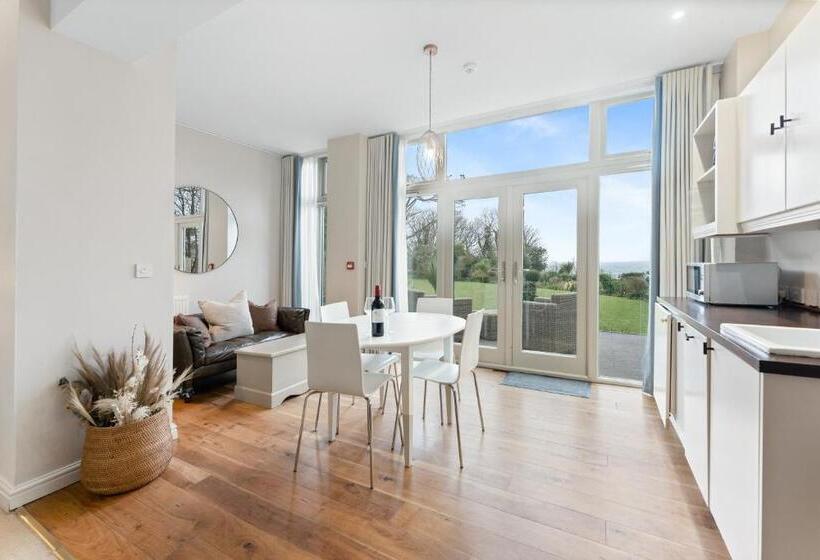 Family flat with sea view, The Rosevine