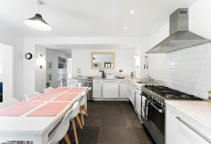 침실 4개 주택, The Rosevine