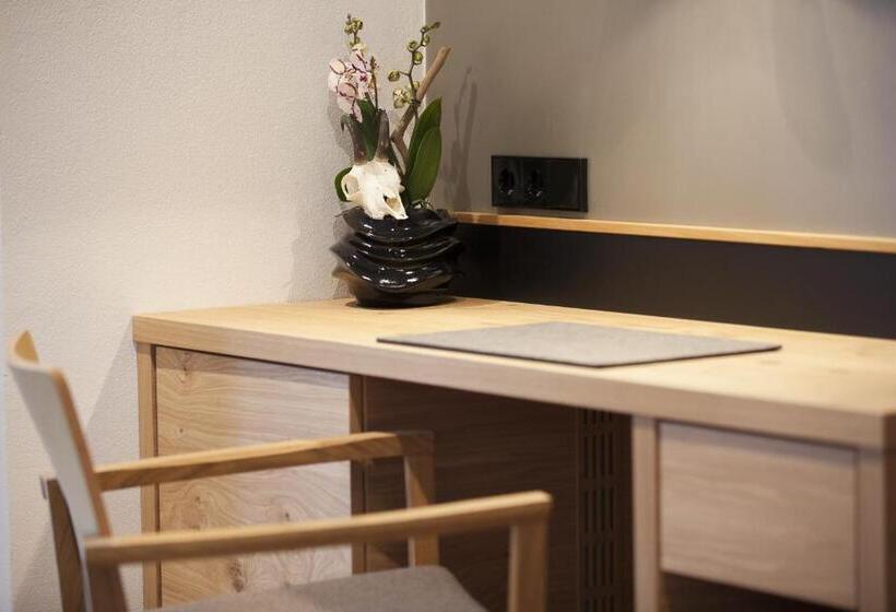 Classic room with balcony, Boutique Hotel Gams