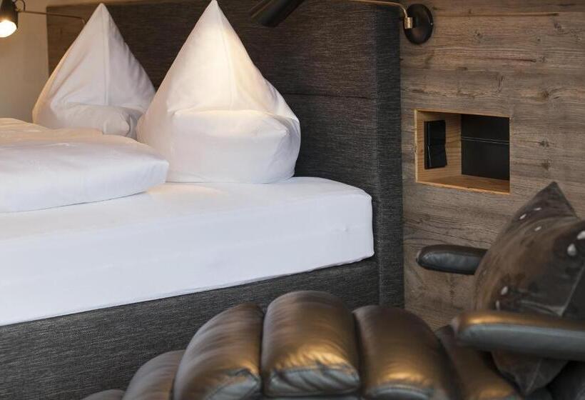 Classic room with balcony, Boutique Hotel Gams