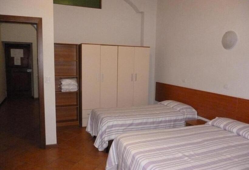 اتاق سهنفرۀ استاندارد با سرویس بهداشتی بیرون از اتاق, 27 Aprile