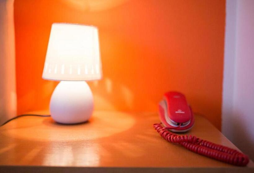 이코노미 룸, Benacus