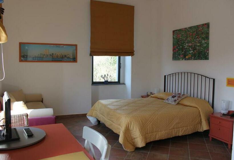 חדר סטנדרט לשלושה, Flegrea House