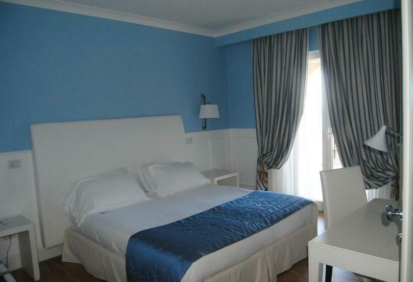 标准三人间, Helios