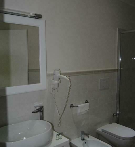 标准三人间, Helios