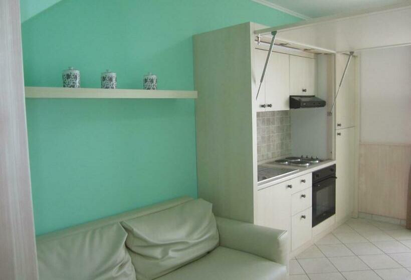 דירת חדר, Palazzo Reginella