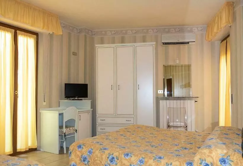 Standard Kolmen Hengen Huone, Riviera