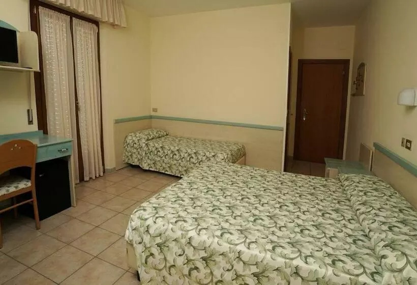 Standard Kolmen Hengen Huone, Riviera