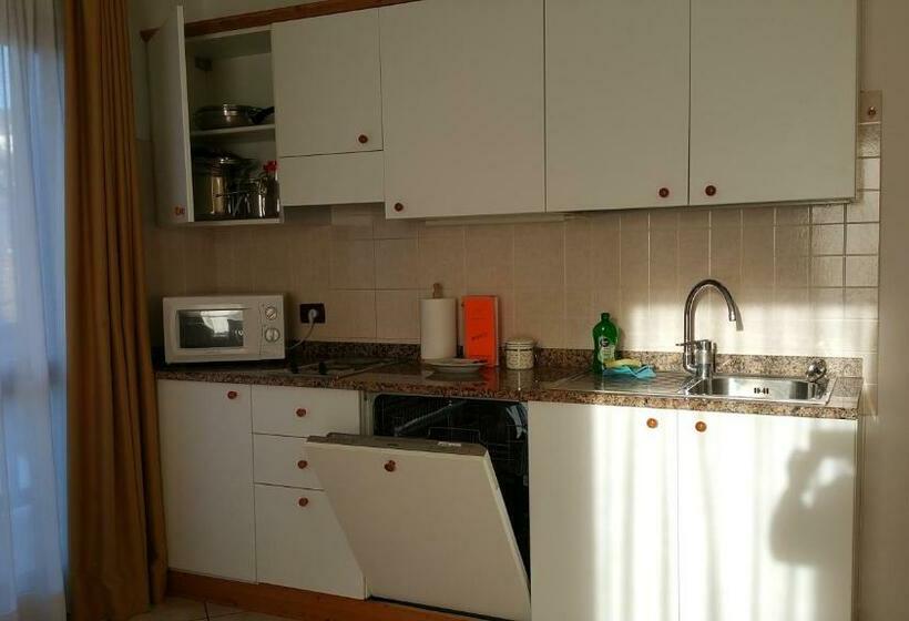 דירת חדר, Tana Della Volpe