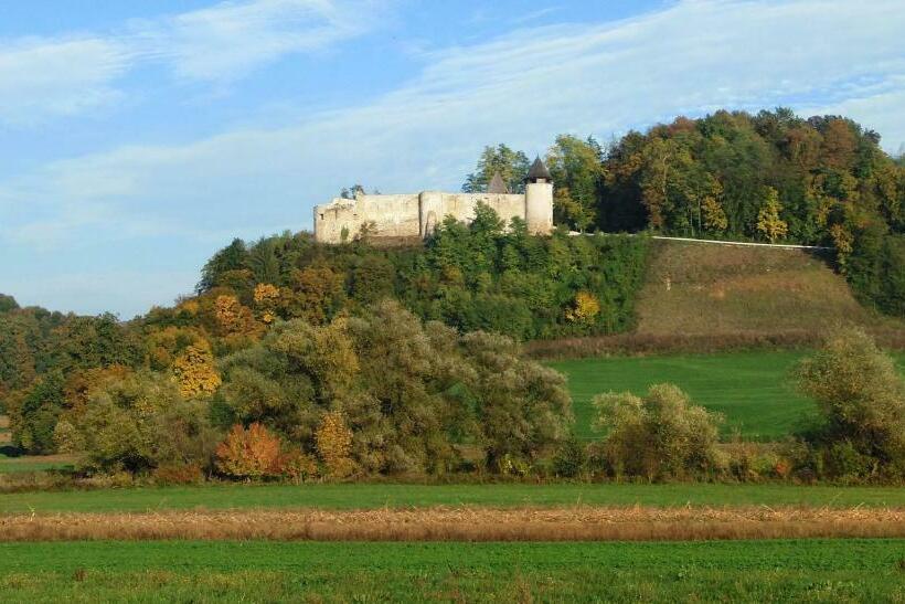 غرفة قياسية مطلّة علي النهر, Amarilis