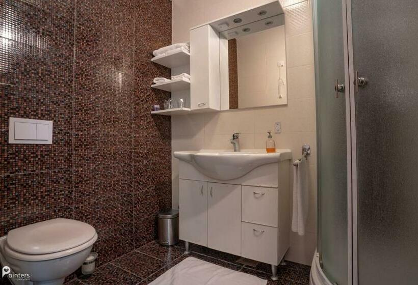 غرفة قياسية مطلّة علي النهر, Amarilis