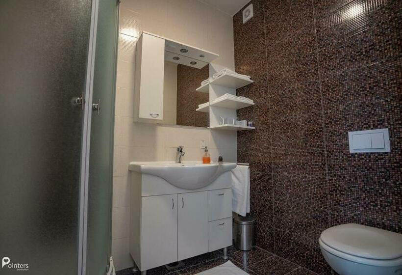 غرفة قياسية مطلّة علي النهر, Amarilis