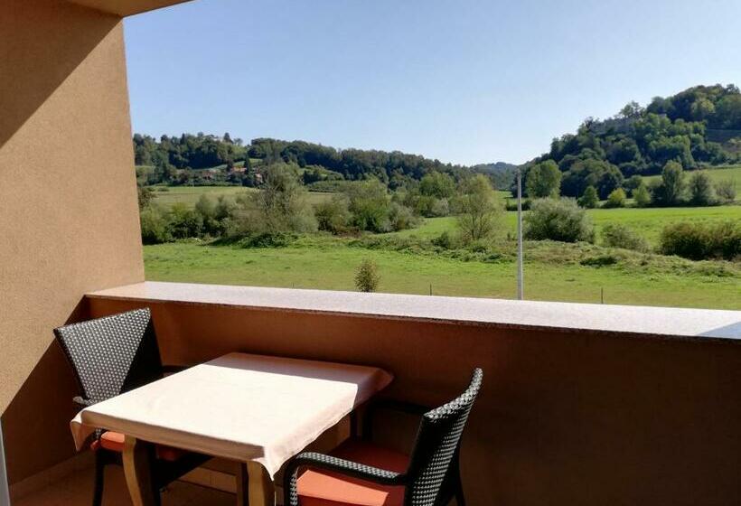 غرفة قياسية مطلّة علي النهر, Amarilis