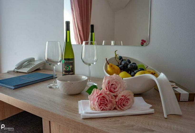 غرفة قياسية مطلّة علي النهر, Amarilis