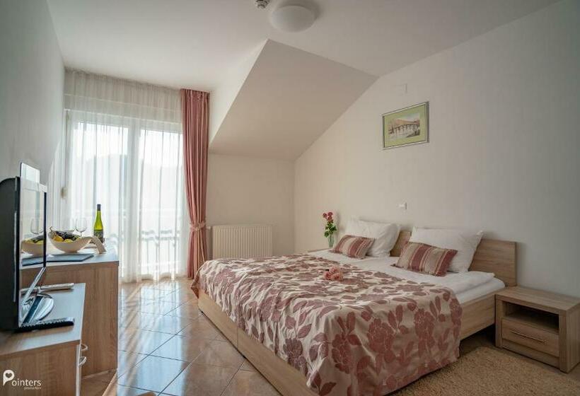 غرفة قياسية مطلّة علي النهر, Amarilis