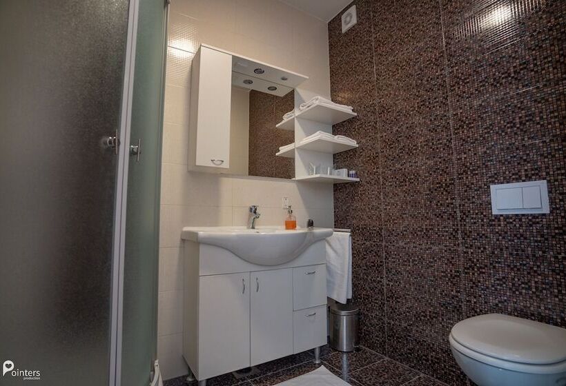 غرفة قياسية مطلّة علي النهر, Amarilis