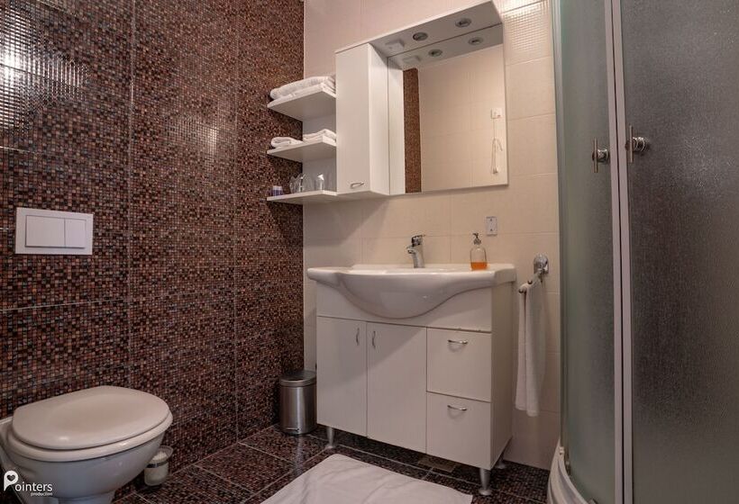 غرفة قياسية مطلّة علي النهر, Amarilis