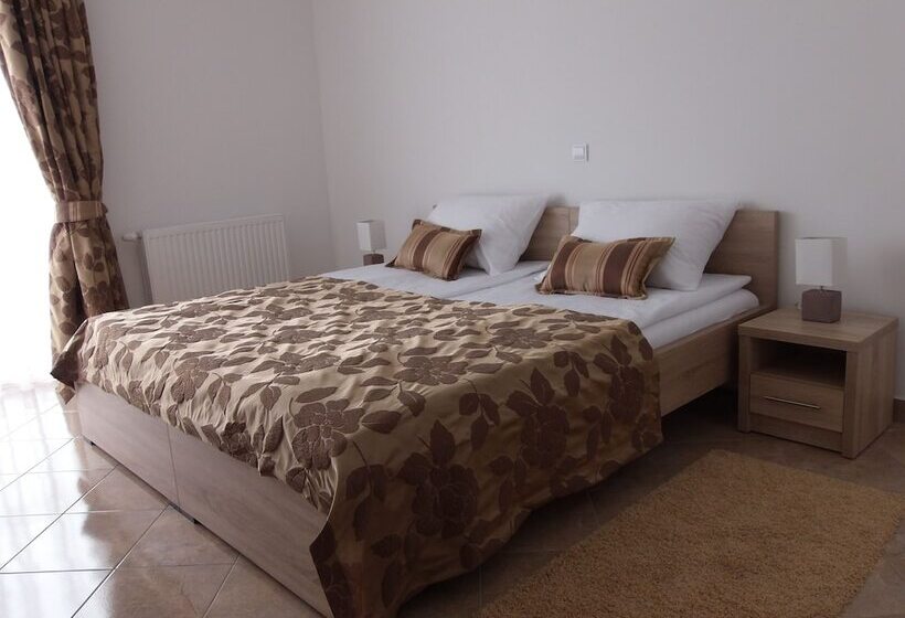 غرفة قياسية مطلّة علي النهر, Amarilis