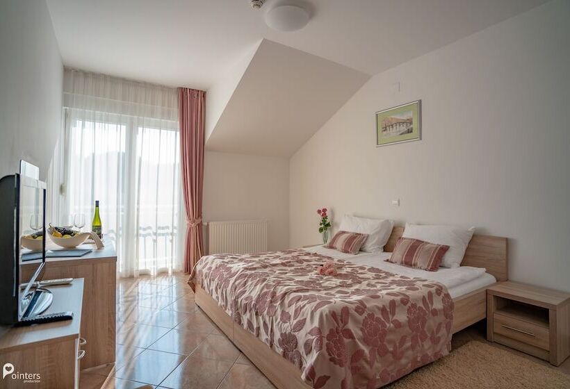 غرفة قياسية مطلّة علي النهر, Amarilis