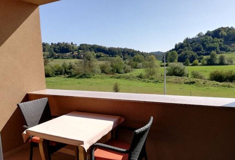 غرفة قياسية مطلّة علي النهر, Amarilis