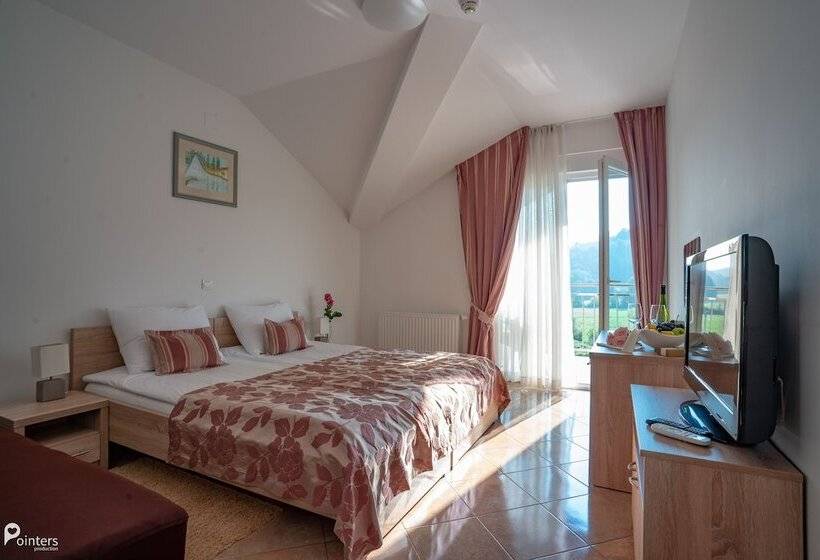 غرفة قياسية مطلّة علي النهر, Amarilis