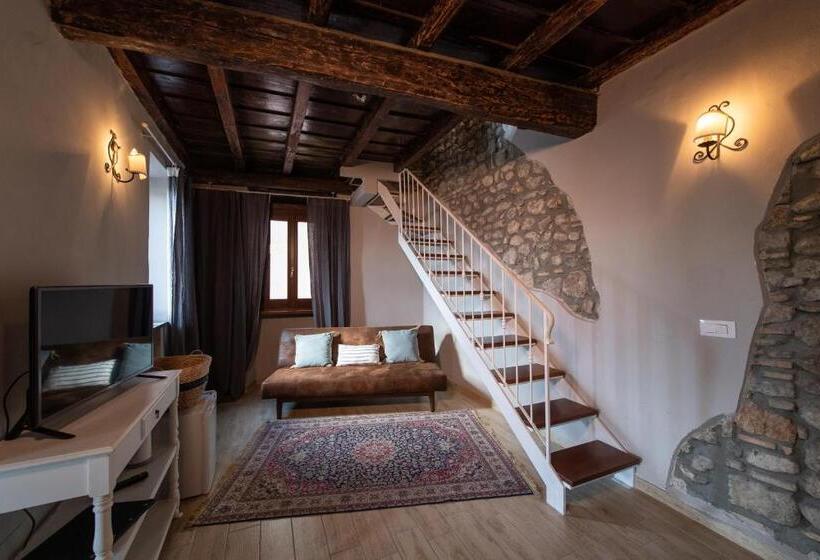 Suite with lake view, Borgo Vistalago