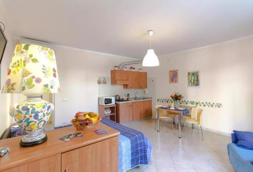 Economy Studio, Casa Vacanze Isophylla