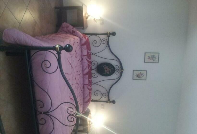 شقة غرفة واحدة, Casale Ulivi