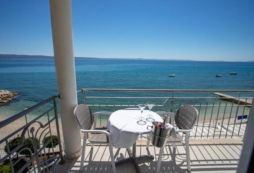 חדר סטנדרט לשלושה, Neva